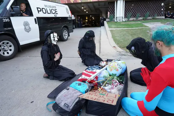 Milwaukee, Wisconsin / ABD - 20 Ağustos 2020: Siyahi yaşamları protesto eden DNC protestocularına karşı yürüyüş koalisyonu.