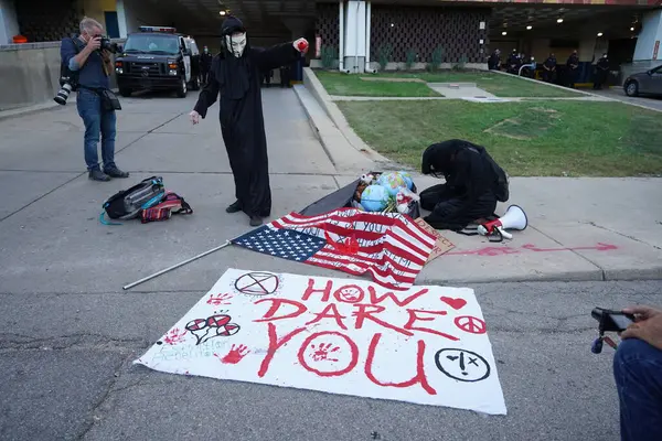 Milwaukee, Wisconsin / ABD - 20 Ağustos 2020: Siyahi yaşamları protesto eden DNC protestocularına karşı yürüyüş koalisyonu.