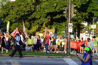 Milwaukee, Wisconsin / ABD - 20 Ağustos 2020: Siyahi yaşamları protesto eden DNC protestocularına karşı yürüyüş koalisyonu.