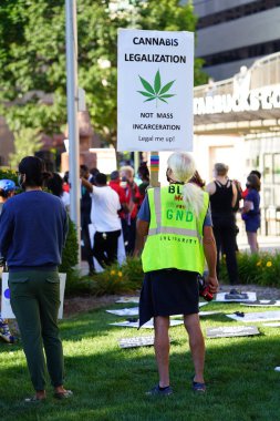 Milwaukee, Wisconsin / ABD - 20 Ağustos 2020: Siyahi yaşamları protesto eden DNC protestocularına karşı yürüyüş koalisyonu.