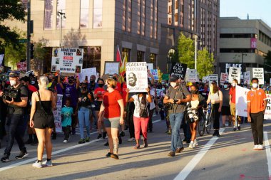 Milwaukee, Wisconsin / ABD - 20 Ağustos 2020: Siyahi yaşamları protesto eden DNC protestocularına karşı yürüyüş koalisyonu.