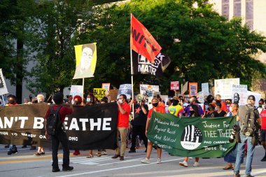 Milwaukee, Wisconsin / ABD - 20 Ağustos 2020: Siyahi yaşamları protesto eden DNC protestocularına karşı yürüyüş koalisyonu.