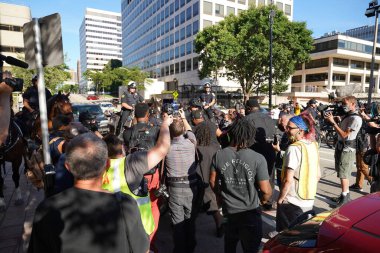 Milwaukee, Wisconsin / ABD - 20 Ağustos 2020: Milwaukee Polis Memurları Siyahların Yaşamlarını İzleme Konusunda Jacob Blake Protestocuları Sokaklarda Yürüyor.