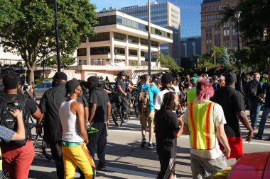 Milwaukee, Wisconsin / ABD - 20 Ağustos 2020: Siyahi yaşamları protesto eden DNC protestocularına karşı yürüyüş koalisyonu.