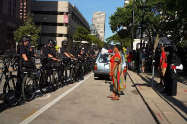 Milwaukee, Wisconsin / ABD - 20 Ağustos 2020: Milwaukee Polis Memurları Siyahların Yaşamlarını İzleme Konusunda Jacob Blake Protestocuları Sokaklarda Yürüyor.
