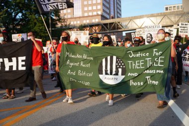 Milwaukee, Wisconsin / ABD - 20 Ağustos 2020: Siyahi yaşamları protesto eden DNC protestocularına karşı yürüyüş koalisyonu.
