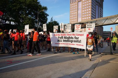 Milwaukee, Wisconsin / ABD - 20 Ağustos 2020: Siyahi yaşamları protesto eden DNC protestocularına karşı yürüyüş koalisyonu.