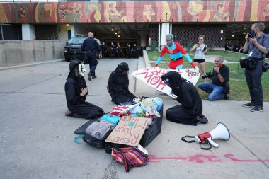 Milwaukee, Wisconsin / ABD - 20 Ağustos 2020: Siyahi yaşamları protesto eden DNC protestocularına karşı yürüyüş koalisyonu.