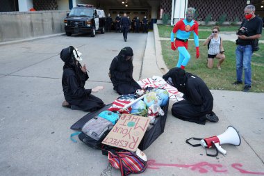 Milwaukee, Wisconsin / ABD - 20 Ağustos 2020: Siyahi yaşamları protesto eden DNC protestocularına karşı yürüyüş koalisyonu.