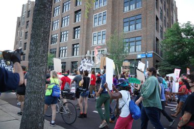 Milwaukee, Wisconsin / ABD - 20 Ağustos 2020: Siyahi yaşamları protesto eden DNC protestocularına karşı yürüyüş koalisyonu.