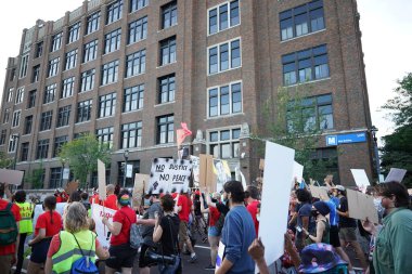 Milwaukee, Wisconsin / ABD - 20 Ağustos 2020: Siyahi yaşamları protesto eden DNC protestocularına karşı yürüyüş koalisyonu.