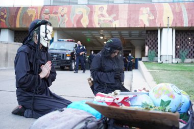 Milwaukee, Wisconsin / ABD - 20 Ağustos 2020: Siyahi yaşamları protesto eden DNC protestocularına karşı yürüyüş koalisyonu.