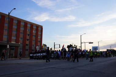 Milwaukee, Wisconsin / ABD - 20 Ağustos 2020: Siyahi yaşamları protesto eden DNC protestocularına karşı yürüyüş koalisyonu.