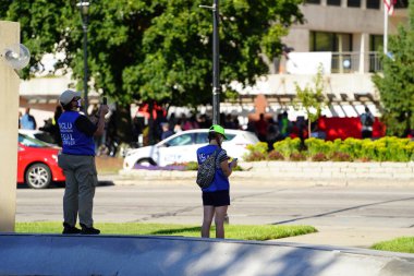 Milwaukee, Wisconsin / ABD - 20 Ağustos 2020: Siyahi yaşamları protesto eden DNC protestocularına karşı yürüyüş koalisyonu.