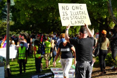 Milwaukee, Wisconsin / ABD - 20 Ağustos 2020: Siyahi yaşamları protesto eden DNC protestocularına karşı yürüyüş koalisyonu.