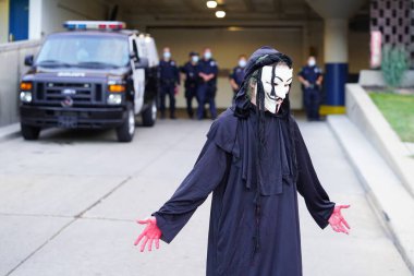 Milwaukee, Wisconsin / ABD - 20 Ağustos 2020: Siyahi yaşamları protesto eden DNC protestocularına karşı yürüyüş koalisyonu.