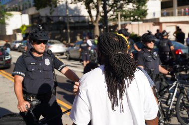 Milwaukee, Wisconsin / ABD - 20 Ağustos 2020: Milwaukee Polis Memurları Siyahların Yaşamlarını İzleme Konusunda Jacob Blake Protestocuları Sokaklarda Yürüyor.