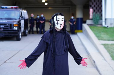 Milwaukee, Wisconsin / ABD - 20 Ağustos 2020: Siyahi yaşamları protesto eden DNC protestocularına karşı yürüyüş koalisyonu.