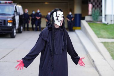 Milwaukee, Wisconsin / ABD - 20 Ağustos 2020: Siyahi yaşamları protesto eden DNC protestocularına karşı yürüyüş koalisyonu.