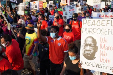 Milwaukee, Wisconsin / ABD - 20 Ağustos 2020: Siyahi yaşamları protesto eden DNC protestocularına karşı yürüyüş koalisyonu.