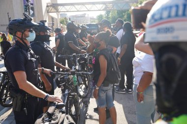 Milwaukee, Wisconsin / ABD - 20 Ağustos 2020: Milwaukee Polis Memurları Siyahların Yaşamlarını İzleme Konusunda Jacob Blake Protestocuları Sokaklarda Yürüyor.