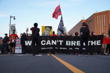 Milwaukee, Wisconsin / ABD - 20 Ağustos 2020: Siyahi yaşamları protesto eden DNC protestocularına karşı yürüyüş koalisyonu.