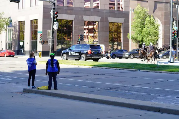 Milwaukee, Wisconsin / ABD - 20 Ağustos 2020: Siyahi yaşamları protesto eden DNC protestocularına karşı yürüyüş koalisyonu.