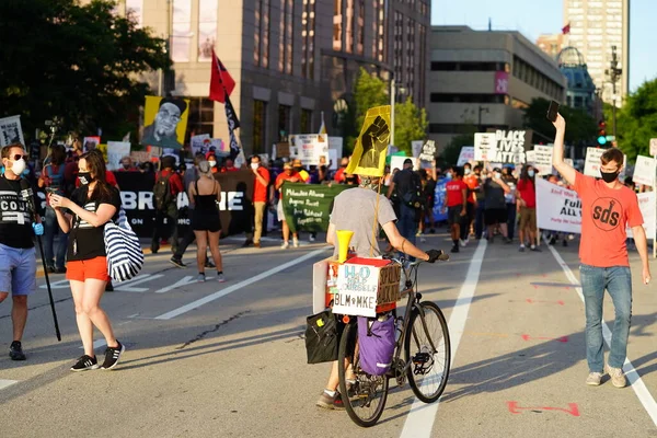 Milwaukee, Wisconsin / ABD - 20 Ağustos 2020: Siyahi yaşamları protesto eden DNC protestocularına karşı yürüyüş koalisyonu.