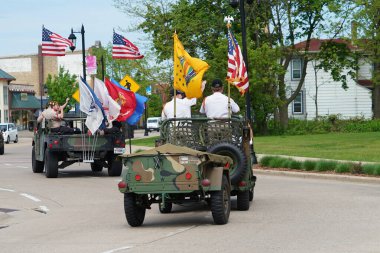 Oconomowoc, Wisconsin / ABD - 25 Mayıs 2020: Oconomowoc toplumunun savaş gazileri, covid-19 ve toplumsal uzaklık sırasına rağmen bir anma töreni düzenlediler..