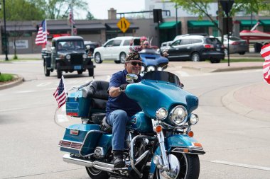 Oconomowoc, Wisconsin / ABD - 25 Mayıs 2020: Oconomowoc toplumunun savaş gazileri, covid-19 ve toplumsal uzaklık sırasına rağmen bir anma töreni düzenlediler..