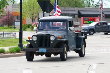 Oconomowoc, Wisconsin / ABD - 25 Mayıs 2020: Oconomowoc toplumunun savaş gazileri, covid-19 ve toplumsal uzaklık sırasına rağmen bir anma töreni düzenlediler..