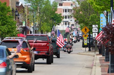 Oconomowoc, Wisconsin / ABD - 25 Mayıs 2020: Oconomowoc toplumunun savaş gazileri, covid-19 ve toplumsal uzaklık sırasına rağmen bir anma töreni düzenlediler..