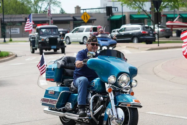 Oconomowoc, Wisconsin / ABD - 25 Mayıs 2020: Oconomowoc toplumunun savaş gazileri, covid-19 ve toplumsal uzaklık sırasına rağmen bir anma töreni düzenlediler..