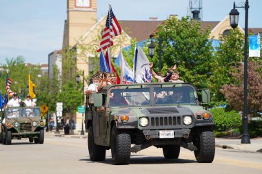 Oconomowoc, Wisconsin / ABD - 25 Mayıs 2020: Oconomowoc toplumunun savaş gazileri, covid-19 ve toplumsal uzaklık sırasına rağmen bir anma töreni düzenlediler..