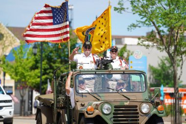 Oconomowoc, Wisconsin / ABD - 25 Mayıs 2020: Oconomowoc toplumunun savaş gazileri, covid-19 ve toplumsal uzaklık sırasına rağmen bir anma töreni düzenlediler..