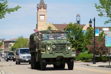 Oconomowoc, Wisconsin / ABD - 25 Mayıs 2020: Oconomowoc toplumunun savaş gazileri, covid-19 ve toplumsal uzaklık sırasına rağmen bir anma töreni düzenlediler..