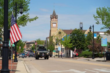 Oconomowoc, Wisconsin / ABD - 25 Mayıs 2020: Oconomowoc toplumunun savaş gazileri, covid-19 ve toplumsal uzaklık sırasına rağmen bir anma töreni düzenlediler..