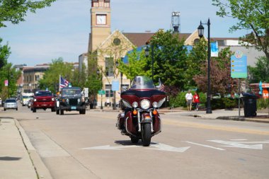 Oconomowoc, Wisconsin / ABD - 25 Mayıs 2020: Oconomowoc toplumunun savaş gazileri, covid-19 ve toplumsal uzaklık sırasına rağmen bir anma töreni düzenlediler..