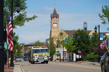 Oconomowoc, Wisconsin / ABD - 25 Mayıs 2020: Oconomowoc toplumunun savaş gazileri, covid-19 ve toplumsal uzaklık sırasına rağmen bir anma töreni düzenlediler..