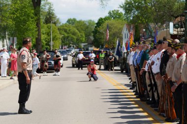 Oconomowoc, Wisconsin / ABD - 25 Mayıs 2020: Kıdemli ordu subayları ve gazileri, covid-19 'un sosyal uzaklık nedenine rağmen, şehit askerleri anma gününde onurlandırmak üzere sıraya girdiler.
