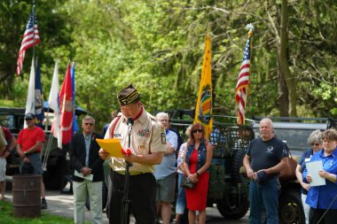 Oconomowoc, Wisconsin / ABD - 25 Mayıs 2020: Veteranlar ve üst düzey subaylar, sosyal uzaklık kararına rağmen Waukesha ilçesinin şehit askerlerini anma gününde onurlandırmak için konuşmalar yaptılar. 