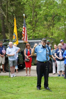 Oconomowoc, Wisconsin / ABD - 25 Mayıs 2020: Veteranlar ve üst düzey subaylar, sosyal uzaklık kararına rağmen Waukesha ilçesinin şehit askerlerini anma gününde onurlandırmak için konuşmalar yaptılar. 