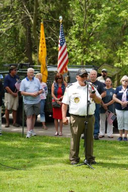 Oconomowoc, Wisconsin / ABD - 25 Mayıs 2020: Veteranlar ve üst düzey subaylar, sosyal uzaklık kararına rağmen Waukesha ilçesinin şehit askerlerini anma gününde onurlandırmak için konuşmalar yaptılar. 
