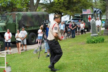 Oconomowoc, Wisconsin / ABD - 25 Mayıs 2020: Veteranlar ve üst düzey subaylar, sosyal uzaklık kararına rağmen Waukesha ilçesinin şehit askerlerini anma gününde onurlandırmak için konuşmalar yaptılar. 