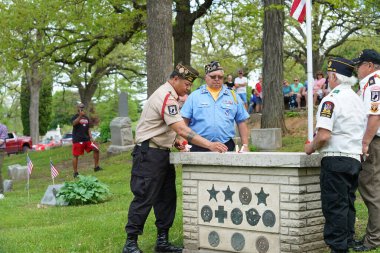 Oconomowoc, Wisconsin / ABD - 25 Mayıs 2020: Gaziler ve kıdemli subaylar, Anma Günü onuruna Güzeller Mezarlığı 'ndaki bilinmeyen asker mezarına şehit askerlerin kurdelelerini yerleştirdiler.
