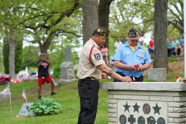 Oconomowoc, Wisconsin / ABD - 25 Mayıs 2020: Gaziler ve kıdemli subaylar, Anma Günü onuruna Güzeller Mezarlığı 'ndaki bilinmeyen asker mezarına şehit askerlerin kurdelelerini yerleştirdiler.