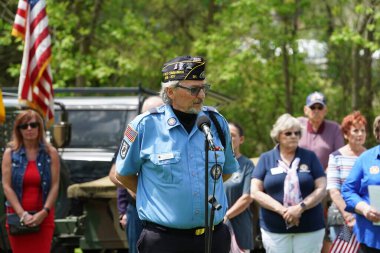 Oconomowoc, Wisconsin / ABD - 25 Mayıs 2020: Veteranlar ve üst düzey subaylar, sosyal uzaklık kararına rağmen Waukesha ilçesinin şehit askerlerini anma gününde onurlandırmak için konuşmalar yaptılar. 