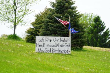 Oconomowoc, Wisconsin / ABD - 25 Mayıs 2020: Oconomowoc gazi anıtı Lake Fowler ve lac la Belle arasında yer alıyor..