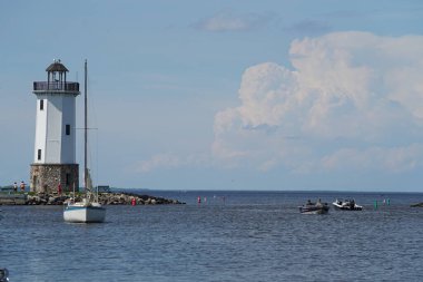 Fond du Lac, Wisconsin / USA - 12 Haziran 2020: Birçok yelkenli limana ve Winnebago Gölü 'ndeki Fond du Lac' taki deniz fenerine girip çıktı.