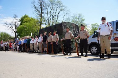 Oconomowoc, Wisconsin / ABD - 25 Mayıs 2020: Kıdemli ordu subayları ve gazileri, covid-19 'un sosyal uzaklık nedenine rağmen, şehit askerleri anma gününde onurlandırmak üzere sıraya girdiler.